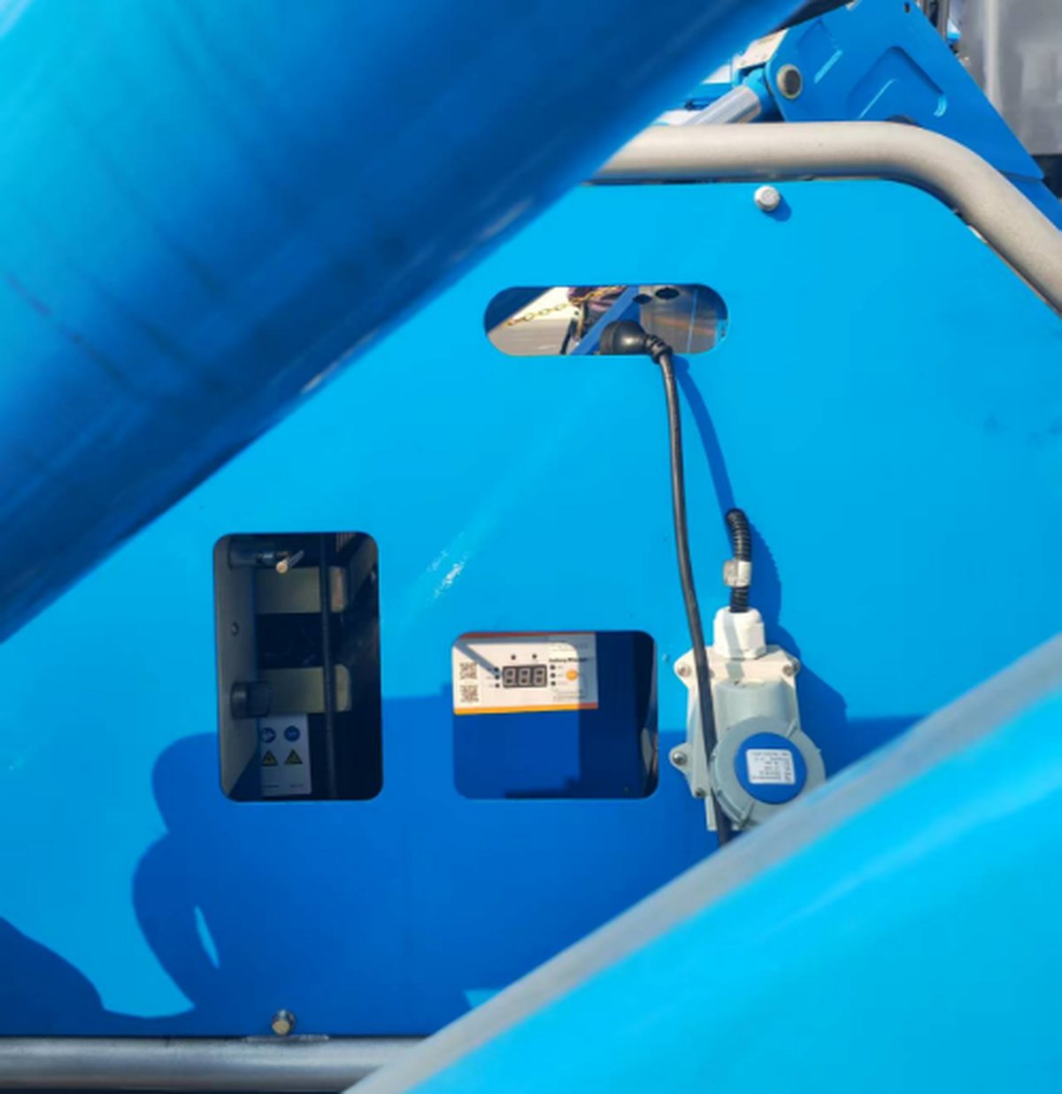 ALT-1700 charger mounted to the inner wall of the Sinoboom spider lift